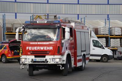 Feuerwehr Leonberg uebt auf dem Gelaende der Firma Geze. 